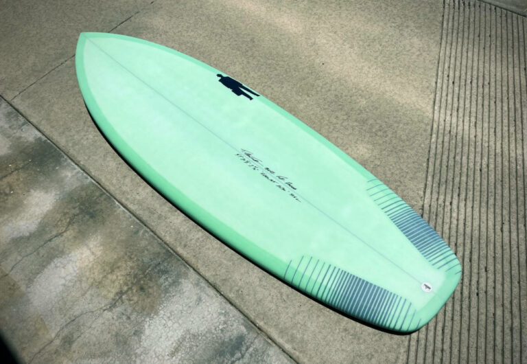 hideojet wide tail groveler with icy pale sage resin tint